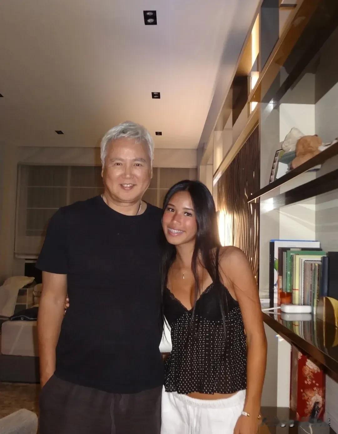 林瑞阳发福非常严重，灰白的头发，像一个慈祥的老奶奶。

他的女儿林希曈，一身黝黑