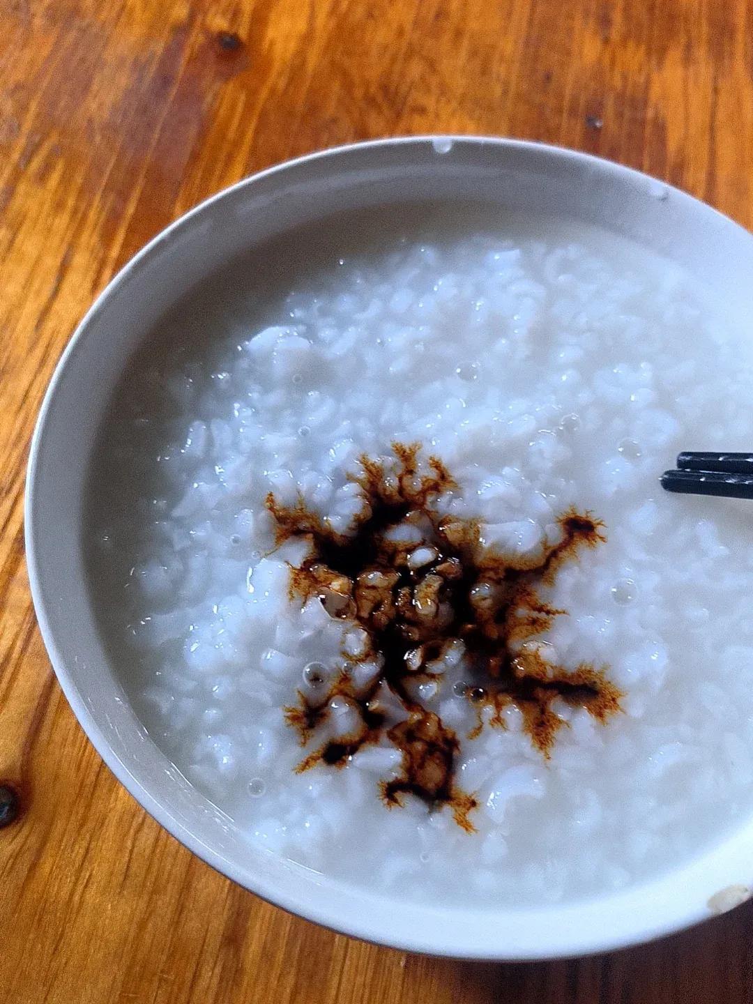 小时候不懂，为什么一根细小的绳子，可以拴住一头牛，让其在田间辛勤劳作一生，现如今