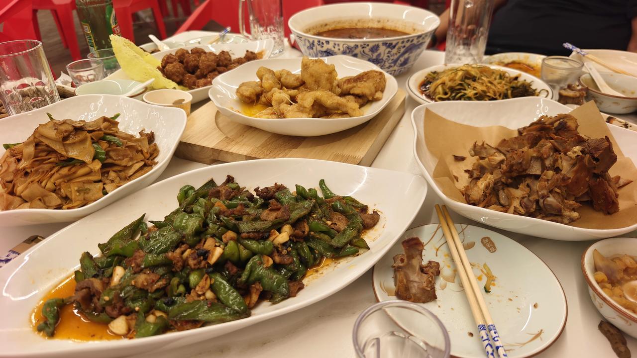 好哥们又聚会喝酒，张罗局的哥们点的套餐，上来傻眼了，四个人，十个菜！菜码又超级大