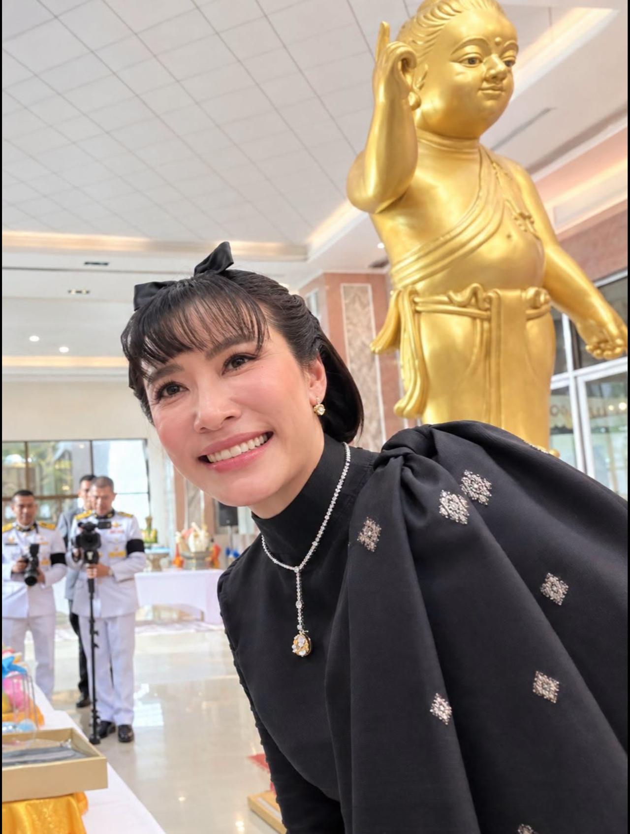 诗妮娜贵妃美人迟暮，眼角眉梢有了皱纹
诗妮娜当年有多风光，如今就有多落魄。得宠时