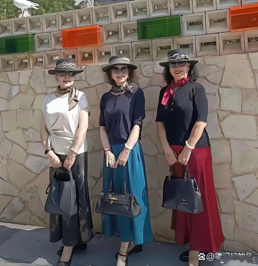 同样是老太太差的不是金钱，是气质。 