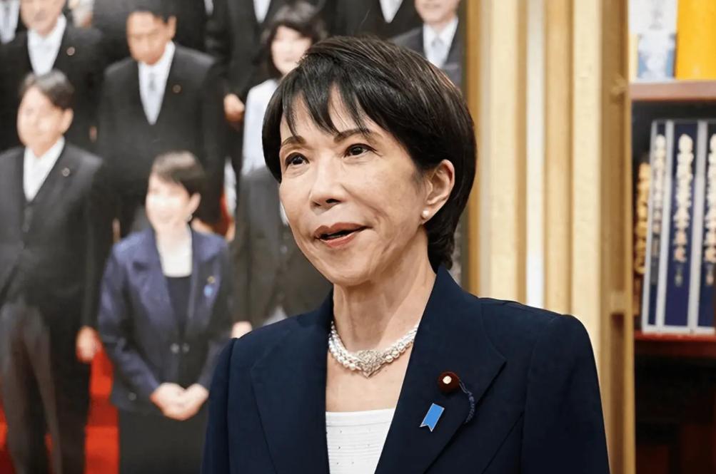 专机刚落地华盛顿，日本首相高市早苗还没来得及和白宫幕僚打招呼，一份美国情报总监办