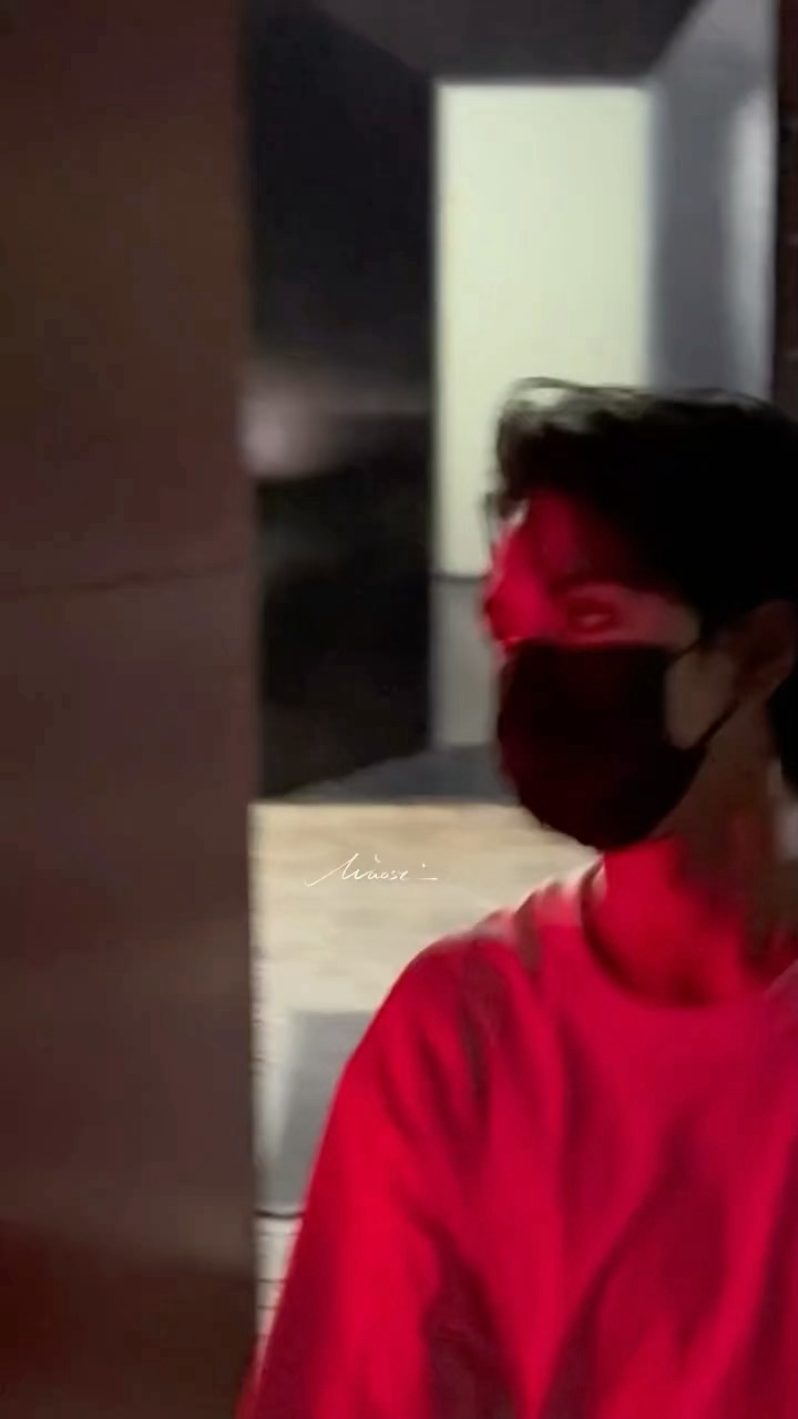 此男碰上红色就严浩翔 浓颜奇迹