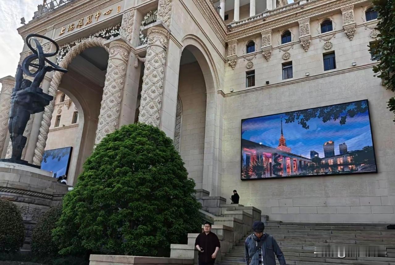 赢麻了，赢麻了！
儿子2023年在重庆买了套116.8平的三室两卫，月供5680