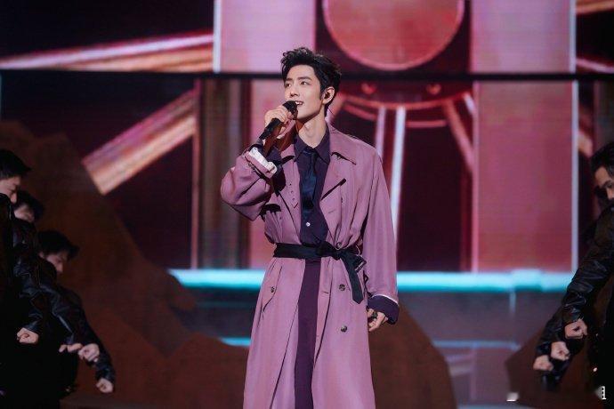 肖战好适合穿亮色色系的衣服脸在这穿什么都很帅