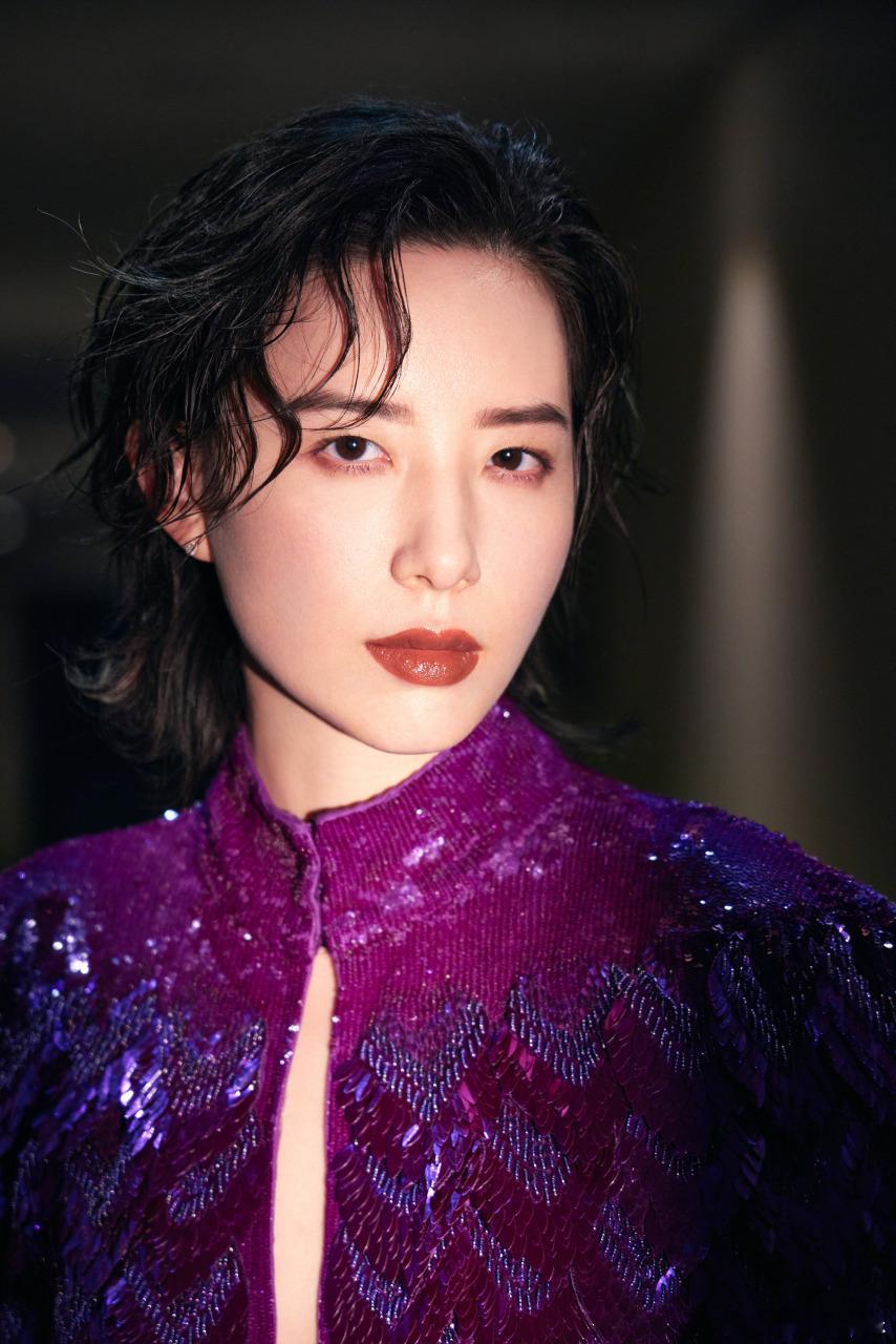 李斯丹妮穿无袖的手臂肌肉 李斯丹妮穿无袖时简直光芒四射，手臂肌肉完美展现出她的健