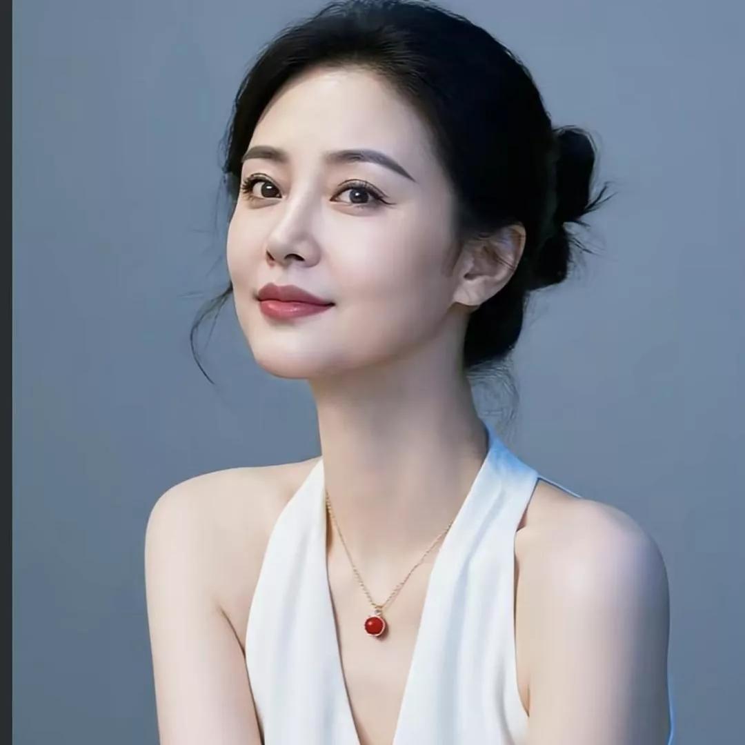 温柔优雅的女神气质，一抹微笑倾心温柔高贵的女性 温婉大方的美女 温柔感美女 温柔