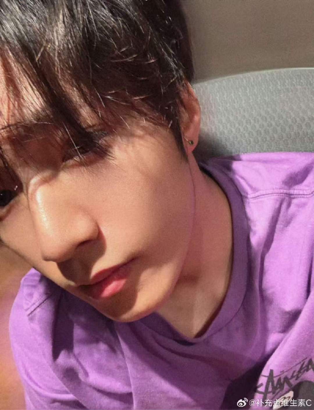 刘耀文打耳骨钉了  哦莫哦莫是打耳骨钉了嘛 