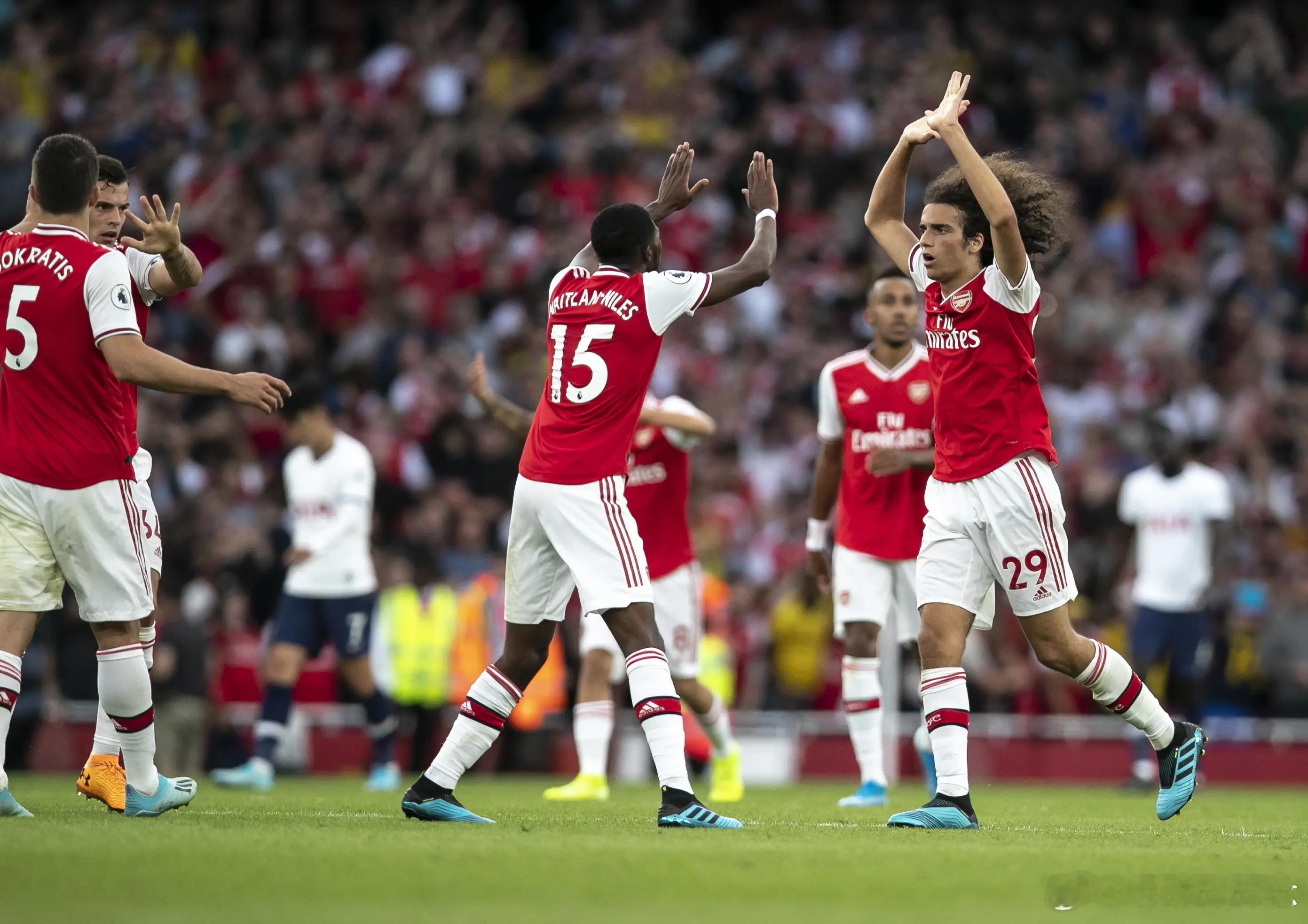 今日看法 阿森纳（第1）vs 维拉（第3）这是真正的神仙打架。维拉的主教练埃梅里