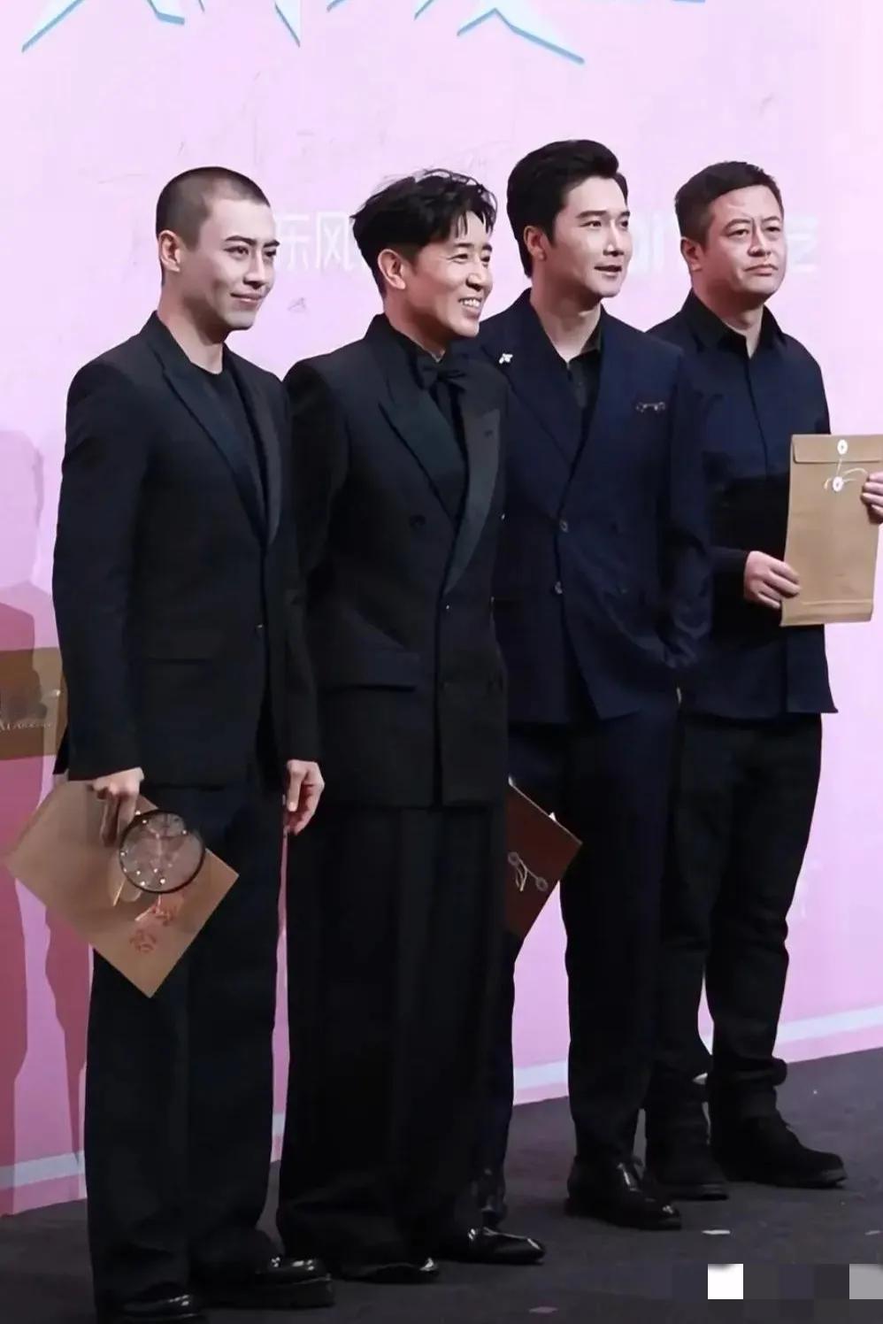 4位实力派演员同框：我一眼就认出了发型有些毛燥、裤子忒肥的于和伟与高大修伟，气宇