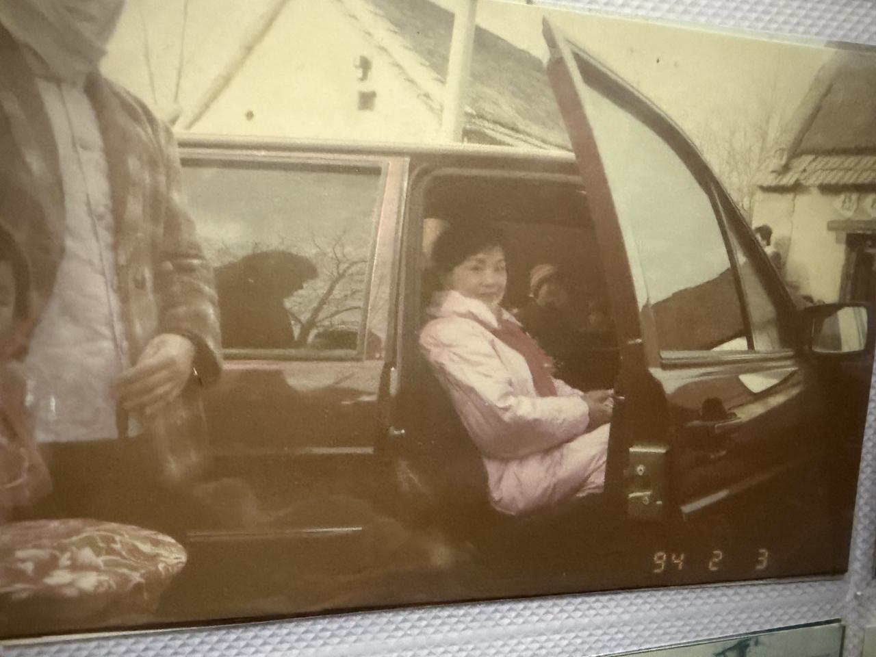 90年代初的结婚照片是这个样子的，在如今的年轻人眼里是不是很可笑呀？
1993年