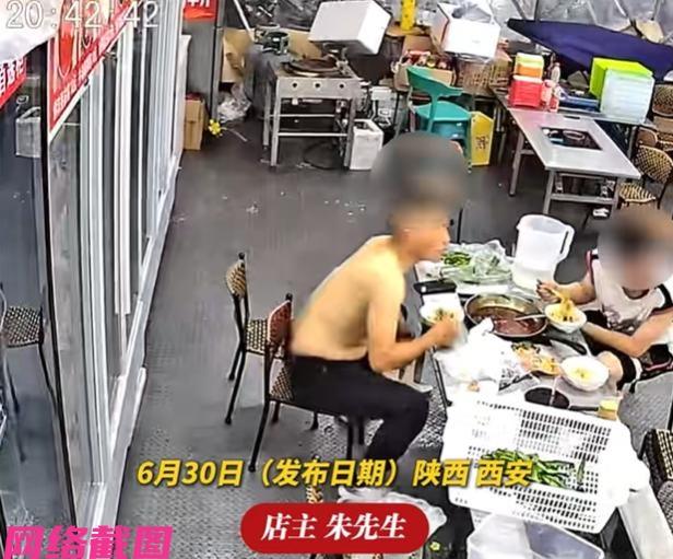 陕西西安有家餐馆里，此刻晚八点多有两男子正在一块吃饭，途中靠墙座位上的男子，不知