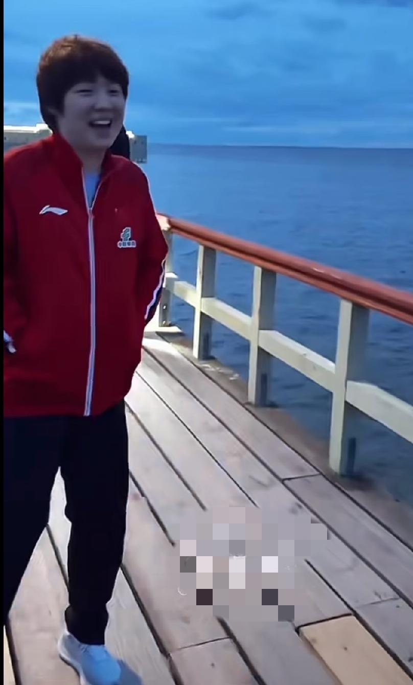 瑞典大满贯混双拿下金牌，赛后蒯曼和林诗栋来到海边打卡留影。
 
卸下赛场的紧绷，