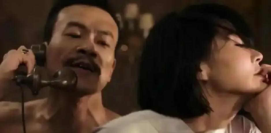 住胡同3个月，许晴把北京大飒蜜演活了
 
她没剧本，先搬进交道口胡同。早上跟大爷