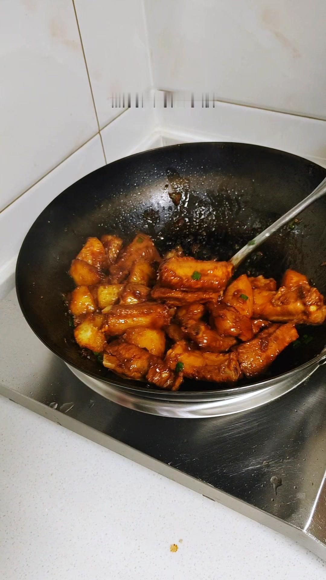 😋排骨炖土豆教程来啦！1️⃣土豆块小火煎至焦黄。
2️⃣冰糖炒化后，排骨炒上色