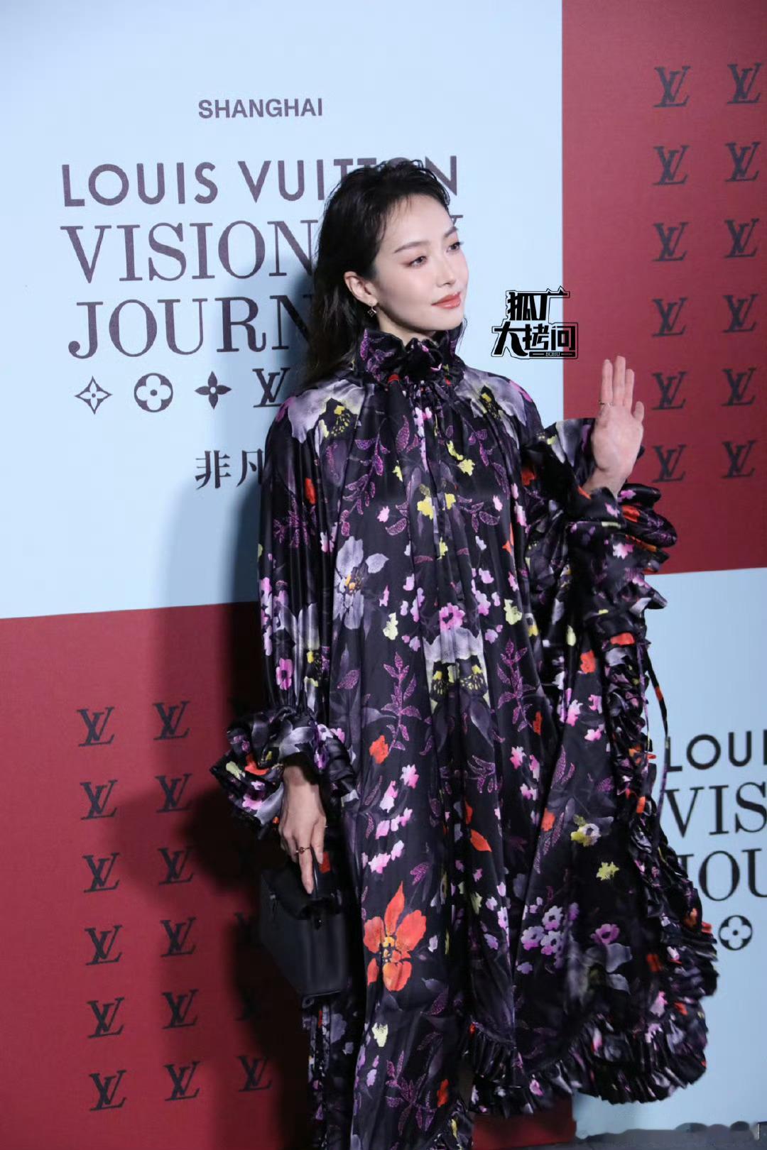 LV大秀 邀请了很多明星来展示自家的丑衣服。 ​​​