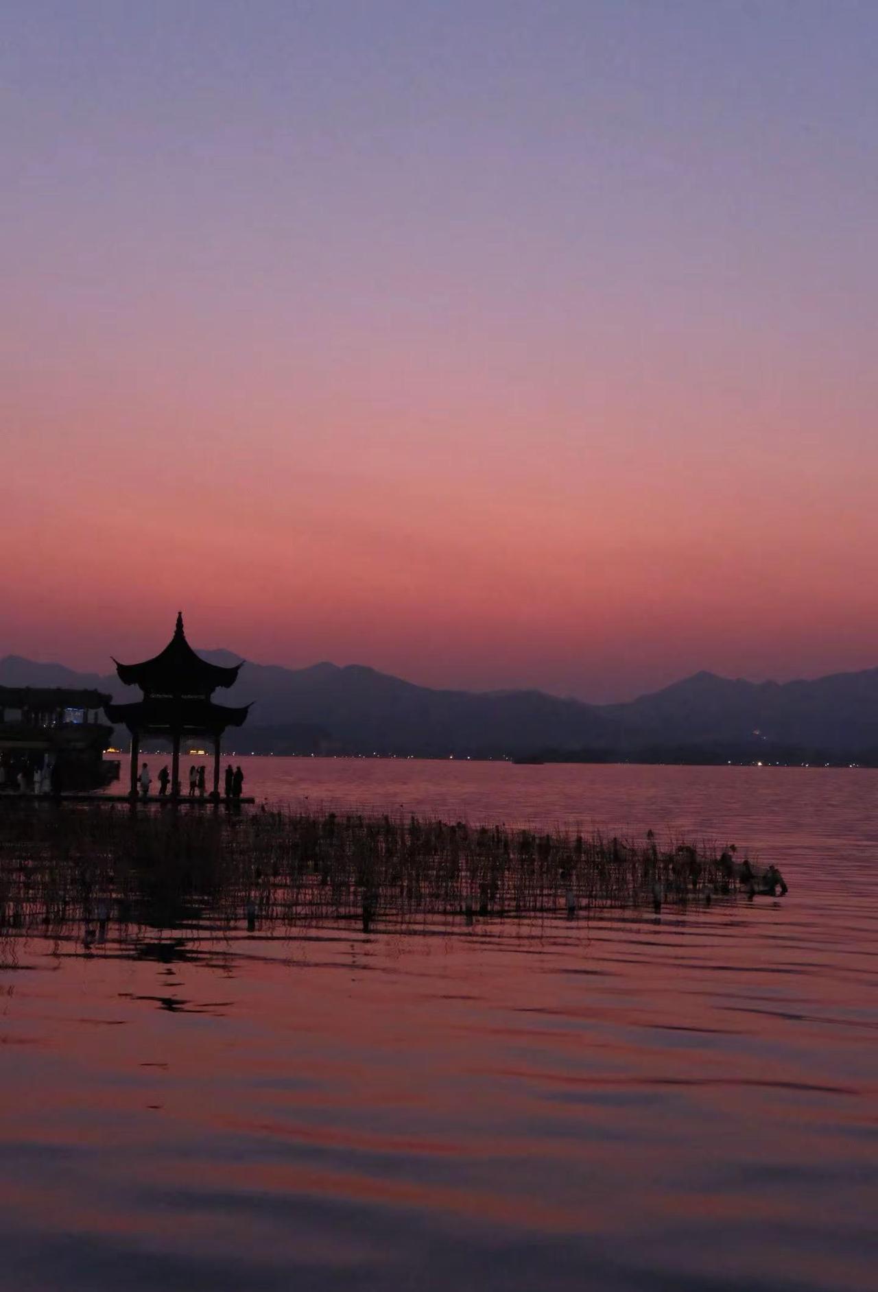 小小的圈子，淡淡的生活，不幻想，不期待，简简单单，做好自己的事情，日子适合自己就