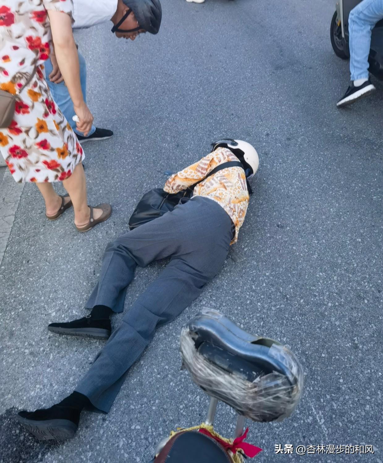 老人摔倒无人敢扶，一条评论让我彻底沉默了

小区门口，一位老人踩空台阶摔倒在地。