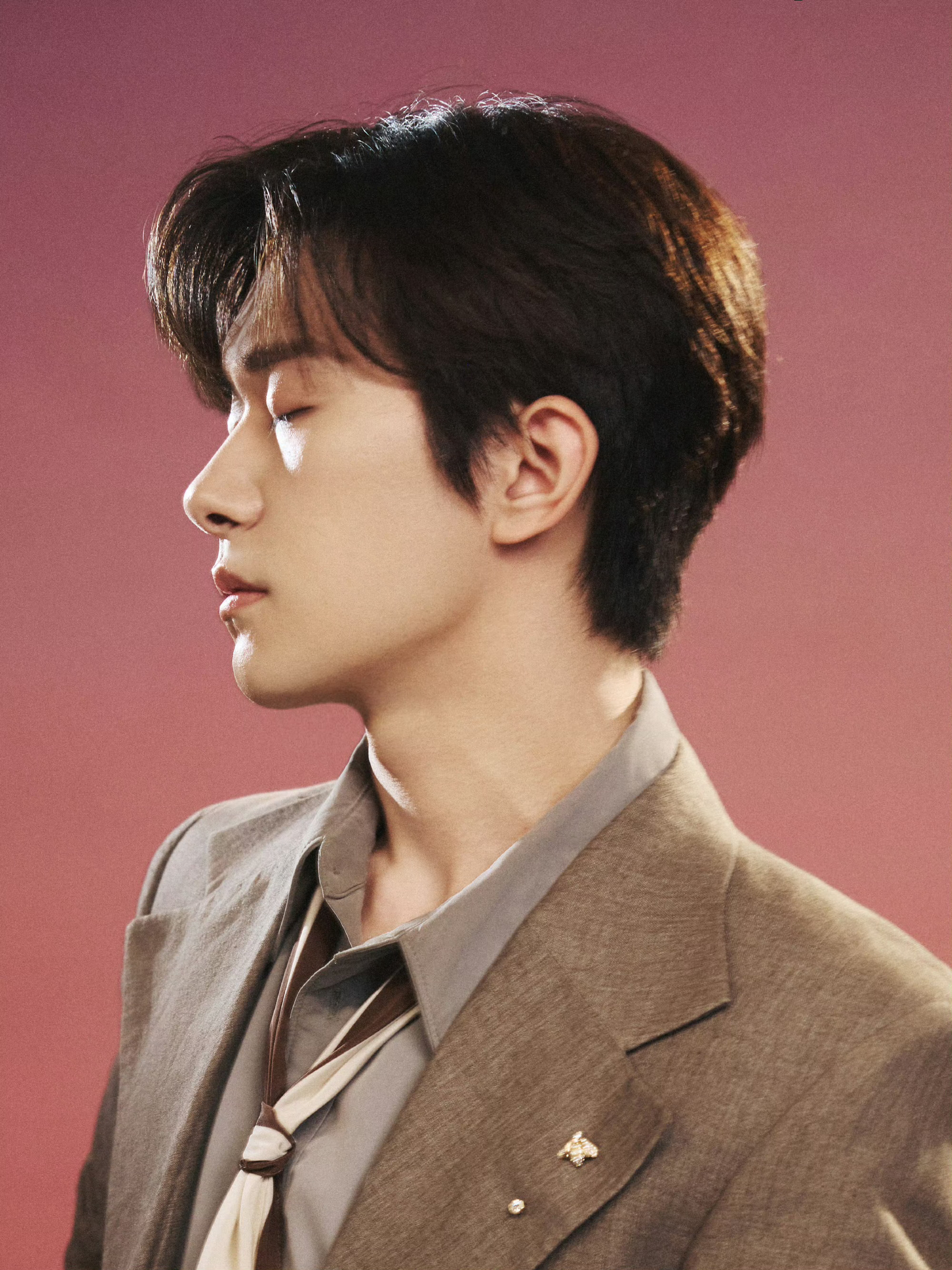 易烊千玺霞光云海大片高清图来袭！！光影下千玺的状态好绝！华为发布会