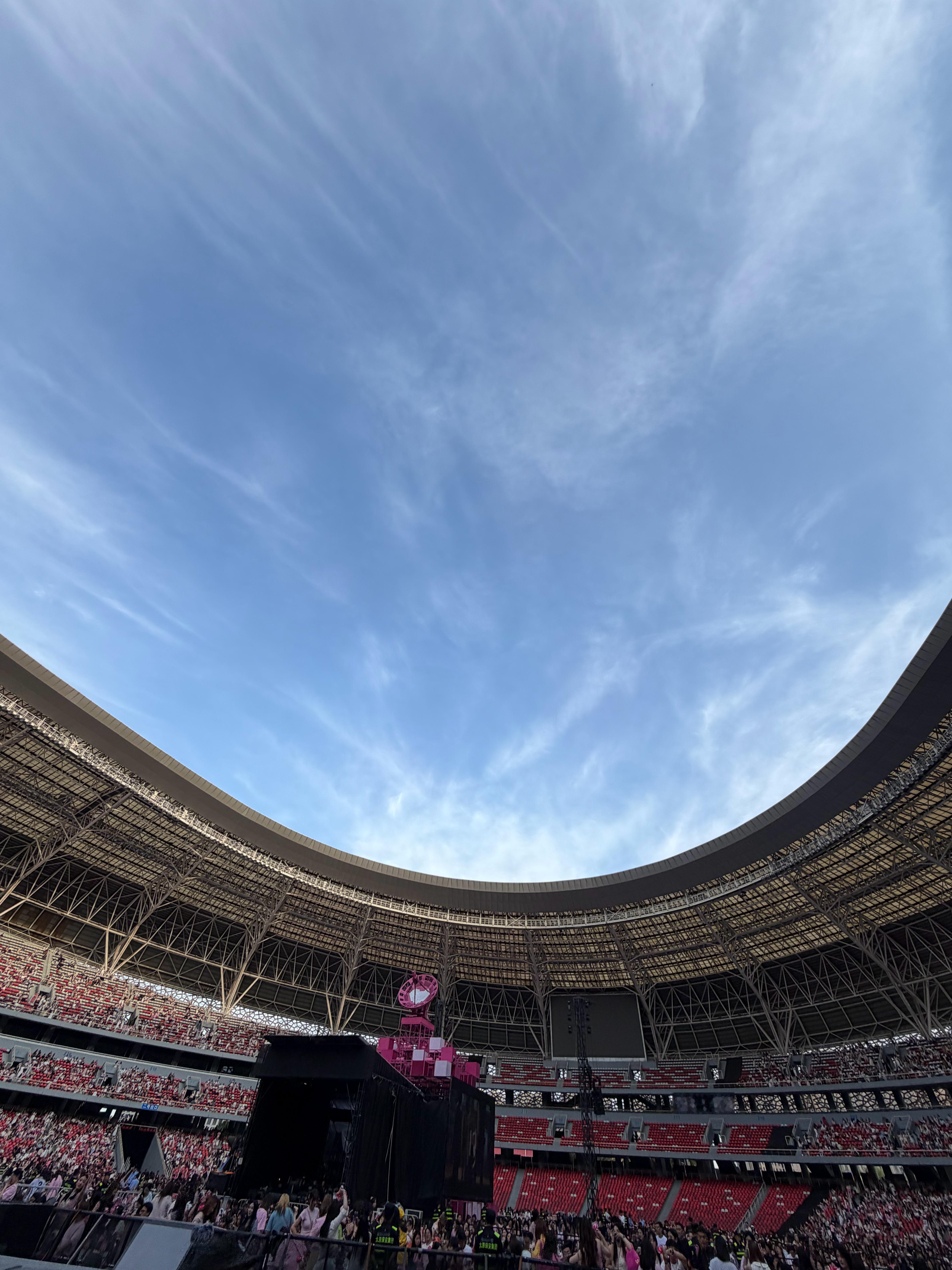 今天是晴空万里版明日世界周五淋的大雨，周日要好天气补回来 