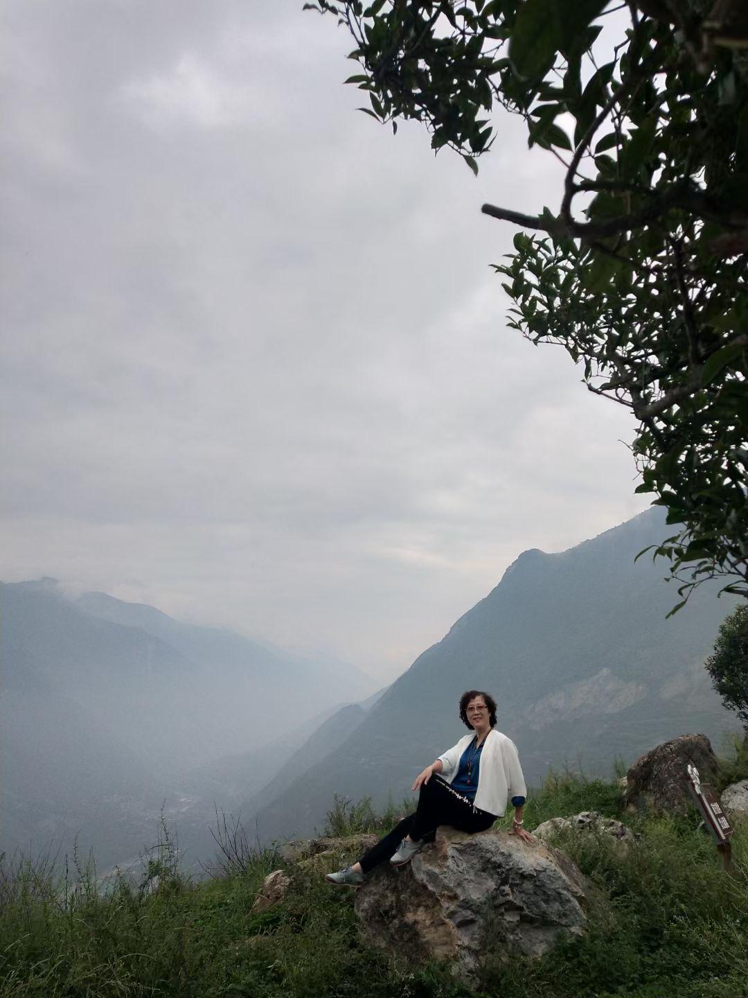 这是2022年秋季，我们从成都驱车，沿着弯弯曲曲的山路，登上峡谷山巅：萝卜寨。我