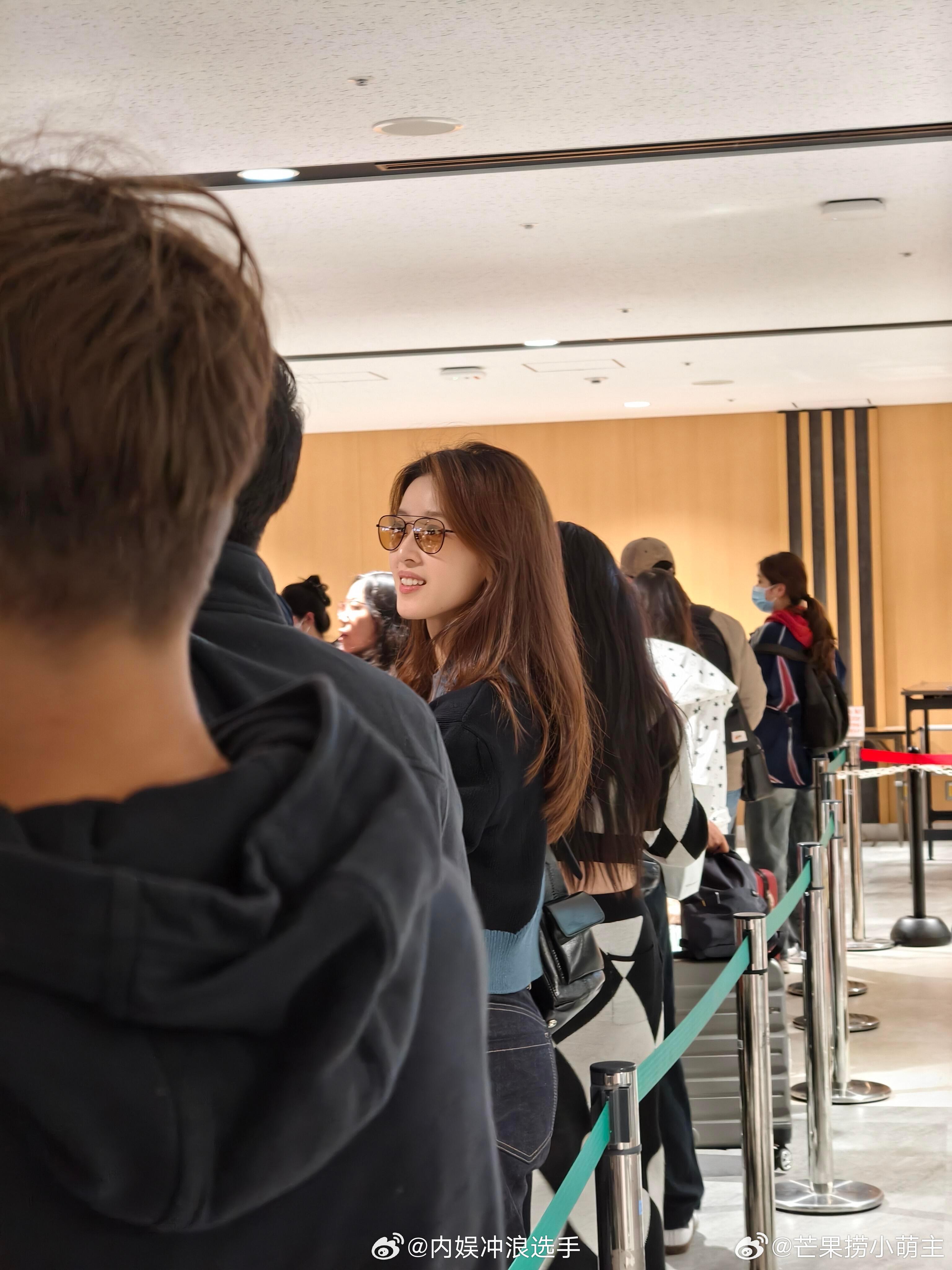 章泽天把卷发拉直了章泽天把卷发拉直了，还是那么美 ​ ​​​