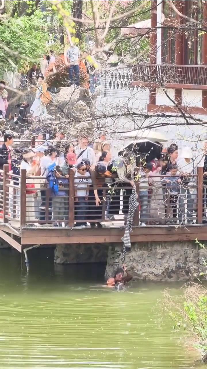 快点，小孩，看你在笑弯的，快点，吓死人了。