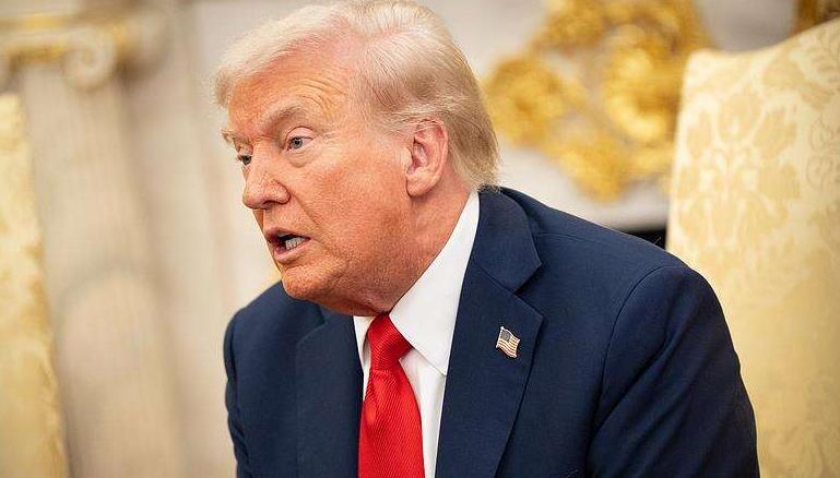 前总统在万米高空中一番对华关系的矛盾发言，再次暴露了其背后复杂的政治算计与选举焦