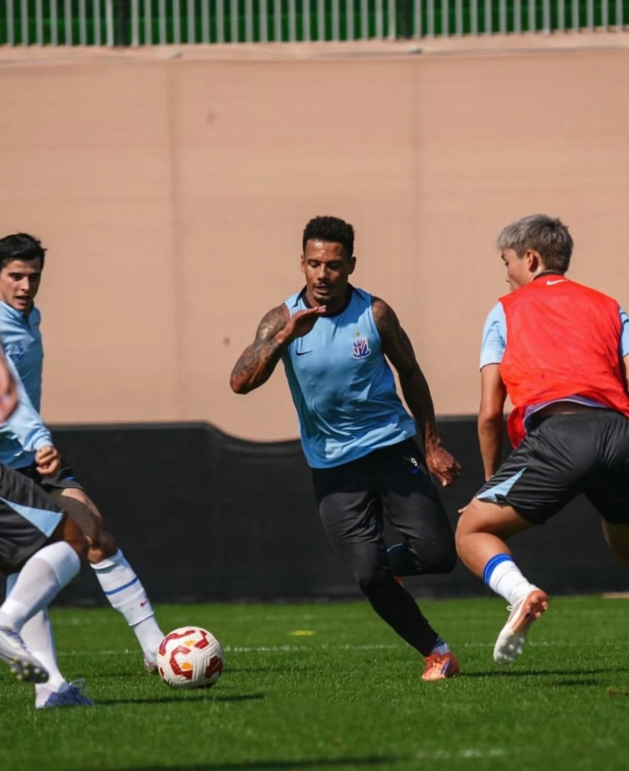 下面这几张图片是申花俱乐部在迪拜集训的缩影，图片上告诉我们球员们都在努力训练，不