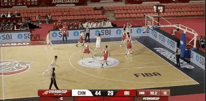 今天又把伊朗人打花了。U18男篮中国vs伊朗U18男篮亚洲杯中国男篮