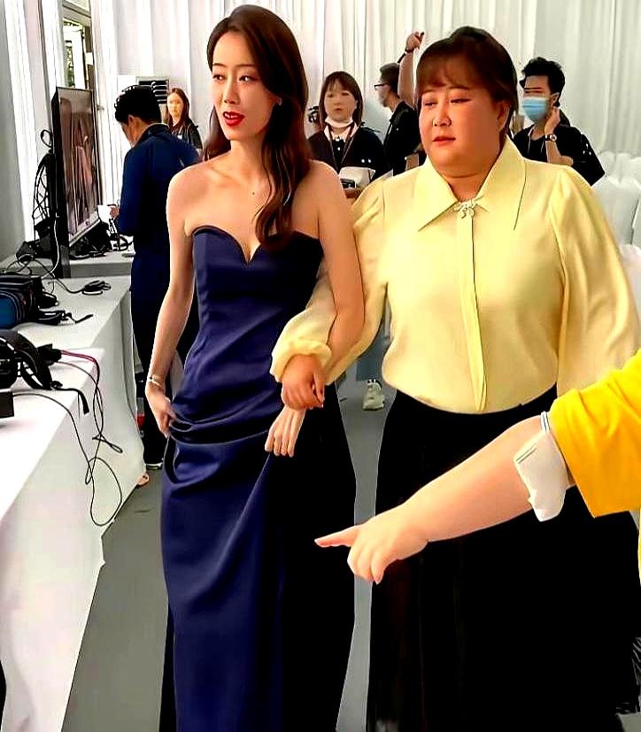 贾玲最近玩“消失”，反倒在国外各种场合气场全开，这事儿可有意思了。
不少人酸溜溜