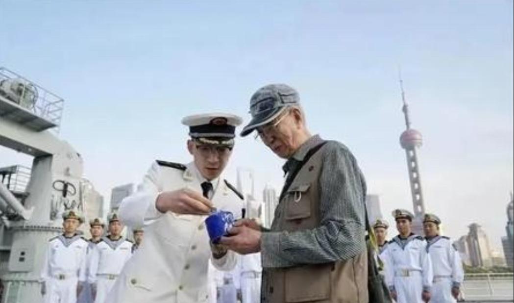 91岁海军老兵参观军舰，却因没有预约被拦下，情急之下，他拿出1953年的解放军胸