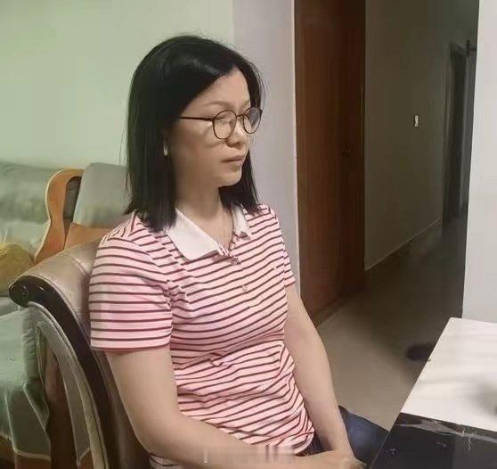 看到 这个热搜，心里不是滋味。黄汶雯和谢家振走了，留下母亲吴梅独自面对这巨大的空