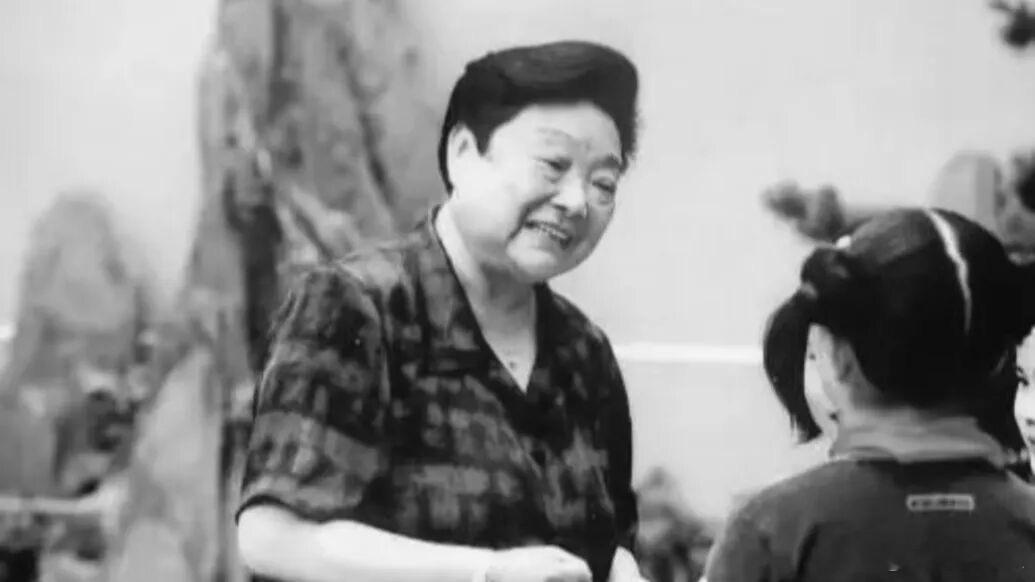 鸡毛还能飞上天吗？因为全国劳模吴佩芳去世，我在网上搜索了沪剧《鸡毛飞上天》的片段