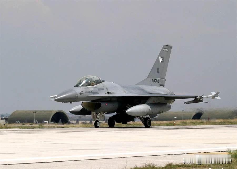 枭龙6：F-16，巴基斯坦梦中情机
苏联势力进入阿富汗后，美国同意巴基斯坦购买4