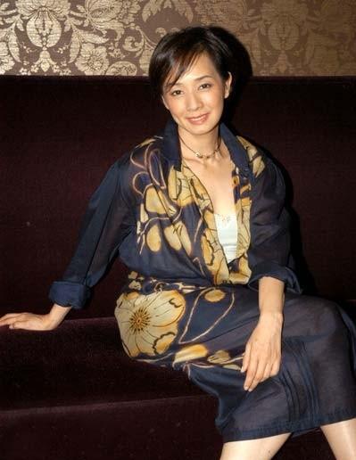 2003年，张国荣离世前曾约前女友毛舜筠喝下午茶，临别前张国荣拉住她的手说：毛毛