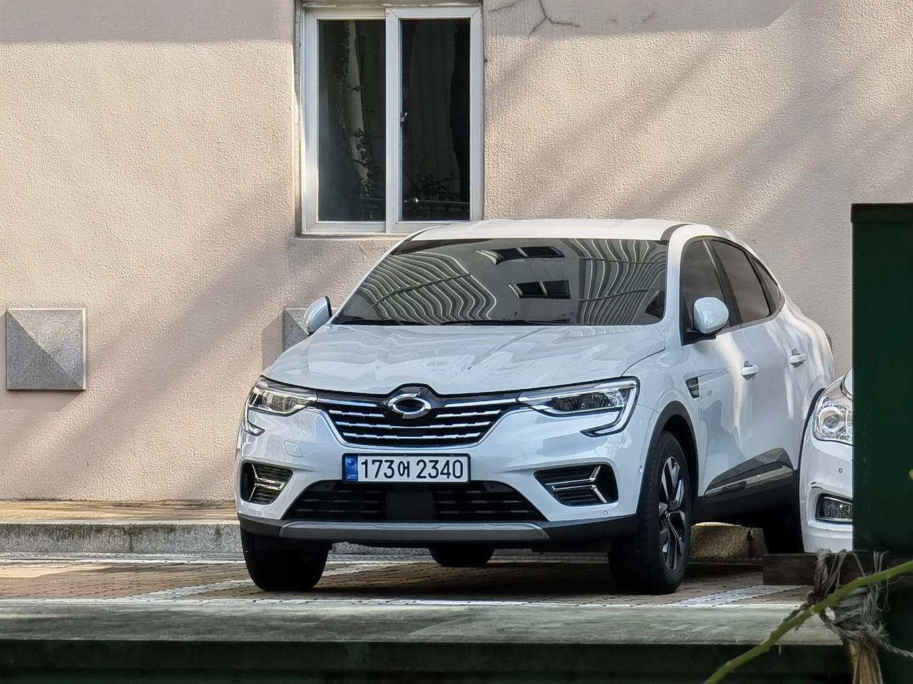 在中国混不下去的雷诺，在韩国混得如何韩国街头实拍的雷诺三星汽车，左图是雷诺三星X