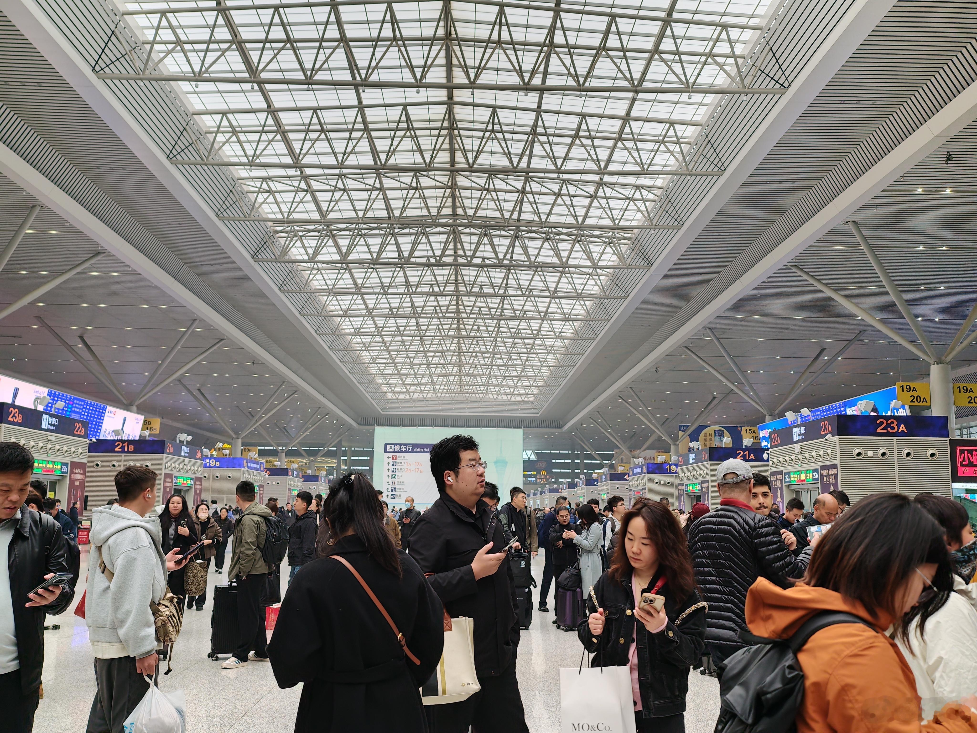一大早又出发了，揣着五部手机，一台电脑，我想放假，我想旅游，我不想工作[泪奔] 