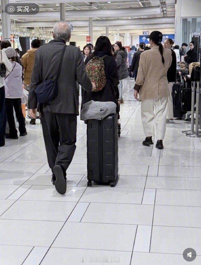 偶遇金敏喜洪尚秀带娃出行 大阪机场偶遇！金敏喜和洪尚秀带着宝宝同框。2015年因