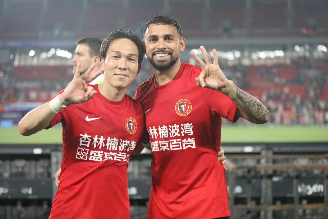 三分到手，合影留念 