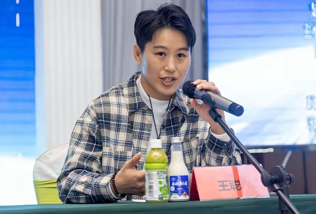 “UFC332的头条主赛是谁？”“我不知道啊，我只知道美发师菲格雷多是我比较欣赏