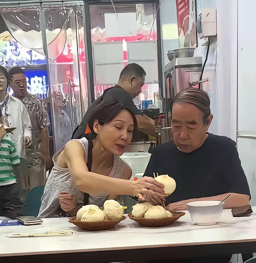 曾经的亮男丽女，现在也是年过花甲，再没有年轻时候的青春气息了，谁还认识他们。