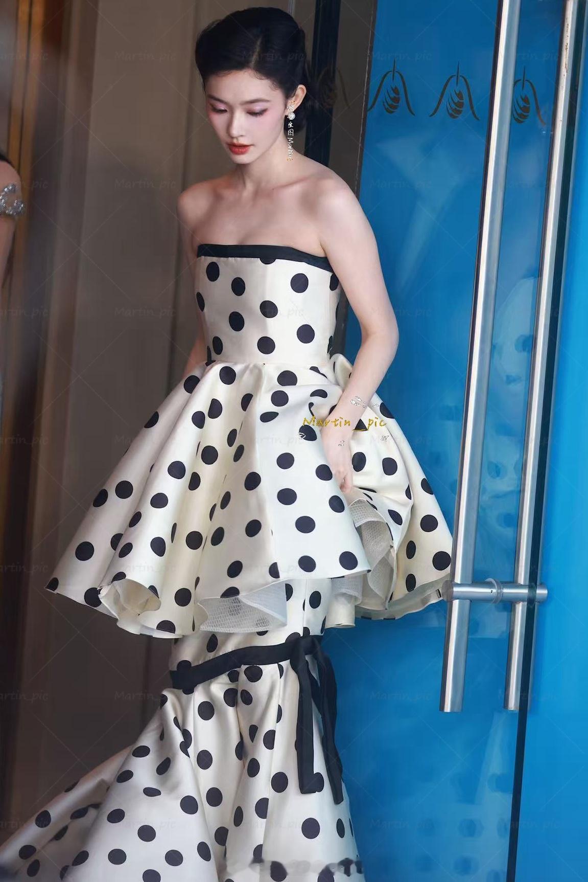 林允 林允尖叫之夜红毯生图一张好美的群像照，林允今天美美哒～林允红毯摔倒 ly 