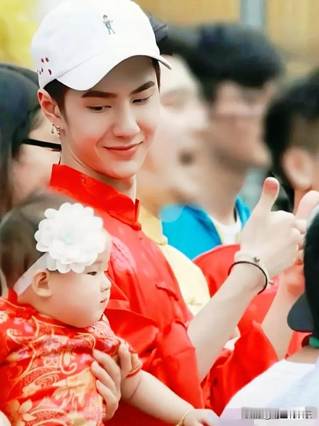 王一博，万万没想到！
他居然这么喜欢小孩子，
他看向小孩的笑容真诚而温暖，
由内