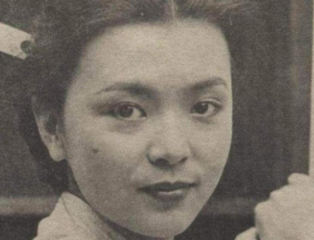 1935年，一风尘女子恳求37岁张伯驹：“带我走吧！我还是清白之身！”张伯驹递给