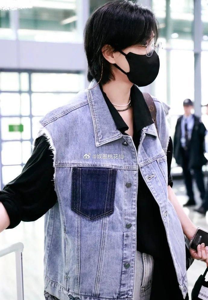 万茜现身机场，她这次搭配了一身漂亮的牛仔装，看上去非常的潇洒。

万茜里面穿黑色