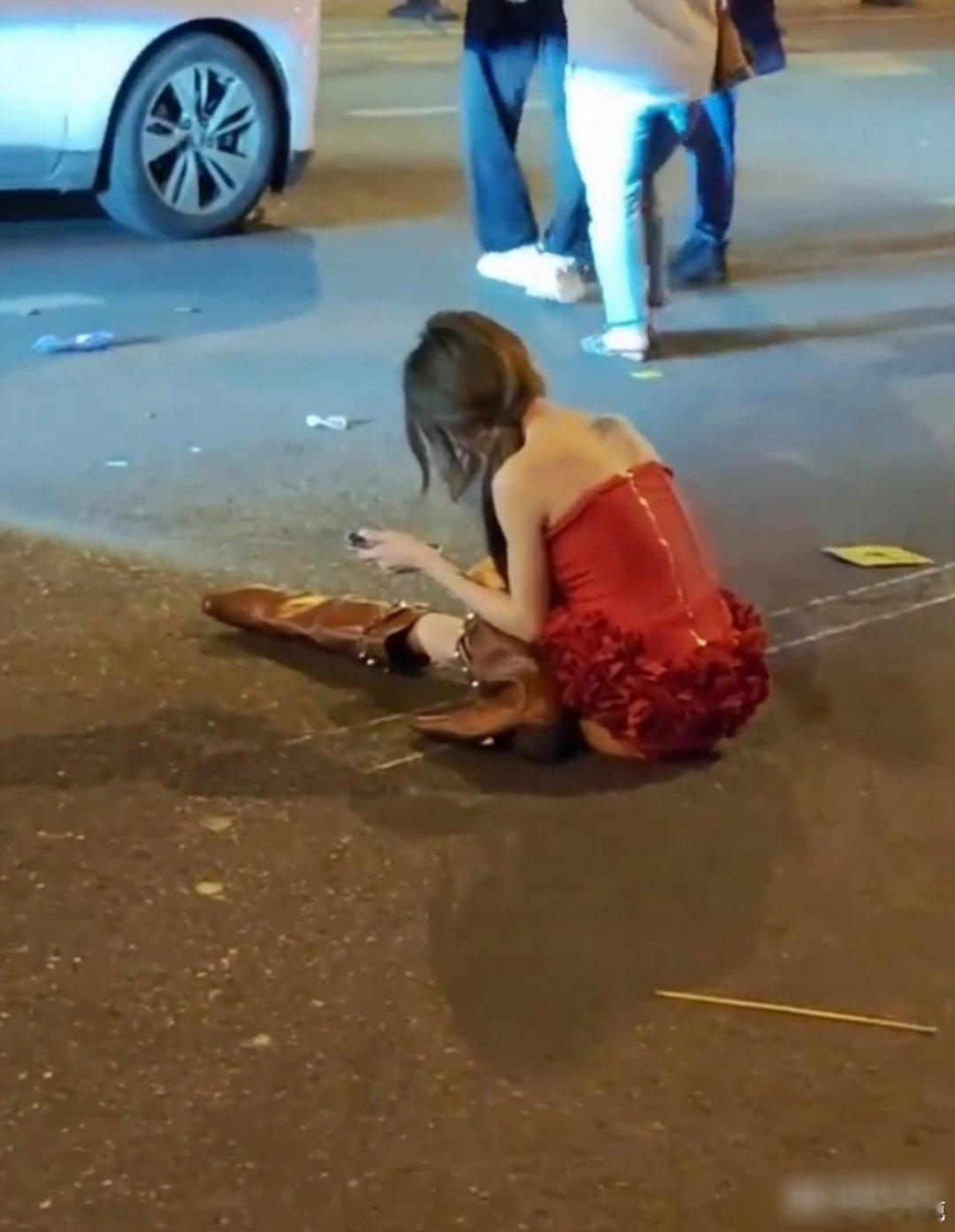 边走边玩手机腿被压断，小姐姐打了半天电话，硬是没来一个人。