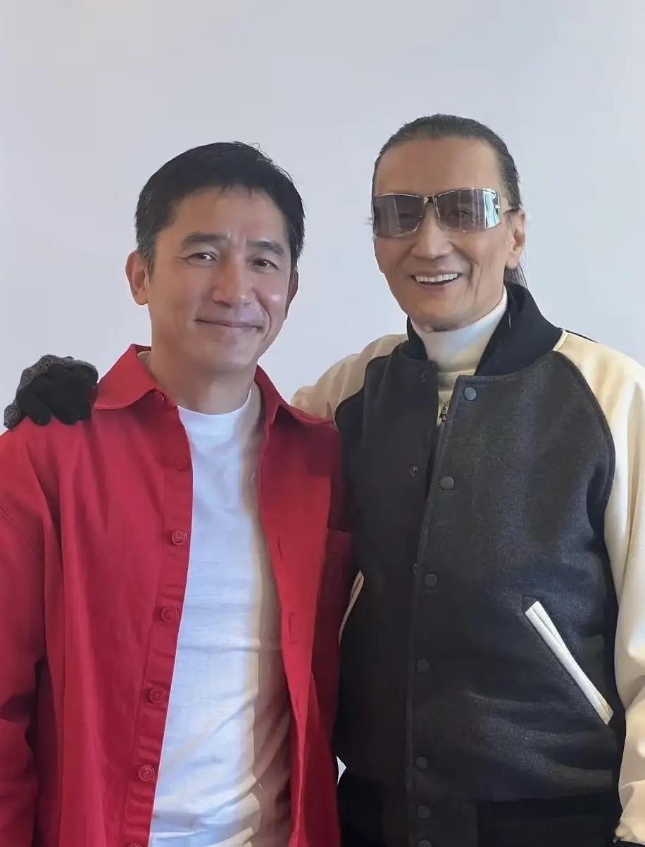 刘嘉玲再晒合影，悼念谢贤，充满敬重！她和梁朝伟，跟四哥的交情，非常好，这四哥不是