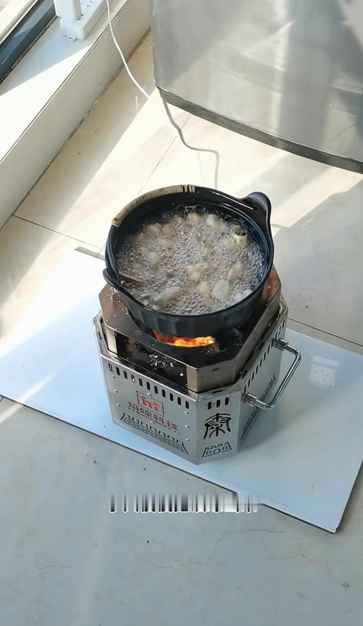 柴火一烧，水都变灵了。
砂锅咕嘟，松木香往脾里钻。
喝两口，口不干了，水都不想多