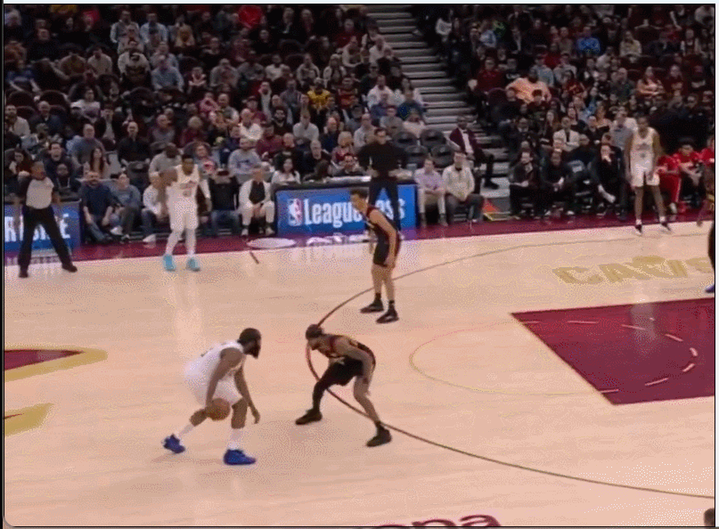 哈登这球有点尴尬了~

三分线外一顿炒菜，结果炒到沃克脚下去了！

这场比赛，哈